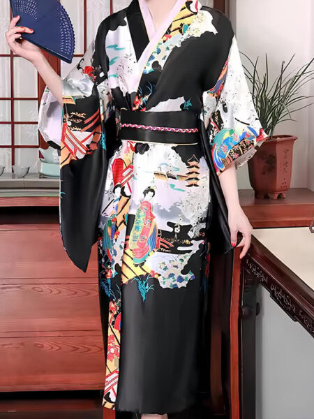 Femme portant un kimono japonais traditionnel pour femme avec un éventail à la main près de meubles en bois