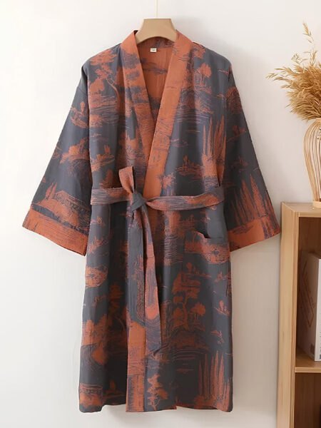 Peignoir kimono femme à imprimés bucoliques suspendu à un cintre