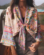 Kimono court bohème chic pour femme porté par une femme brune à peau mate et à cheveux longs