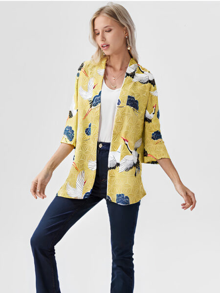 Kimono haori jaune pour femme porté par une femme caucasienne blonde par dessus un haut blanc