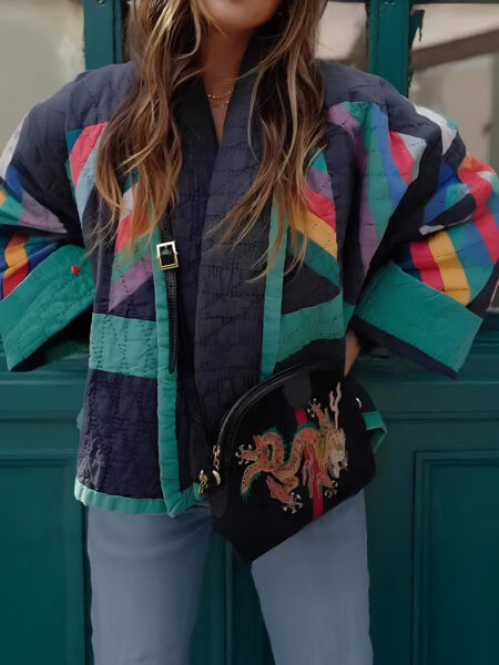 Veste kimono colorée pour femme porter avec une sacoche en bandoulière et un jean bleu clair