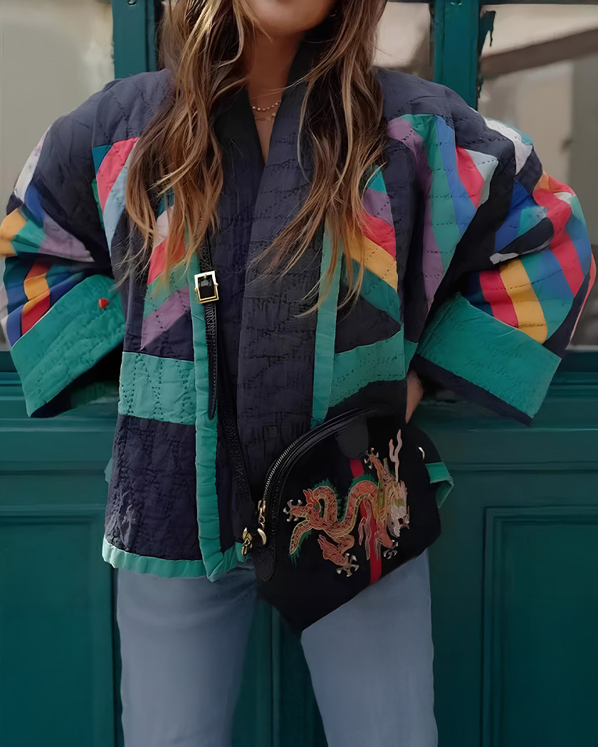 Veste kimono colorée pour femme porter avec une sacoche en bandoulière et un jean bleu clair