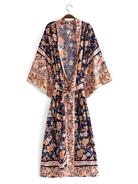 Kimono long à motif fleuri noir et beige sur fond blanc
