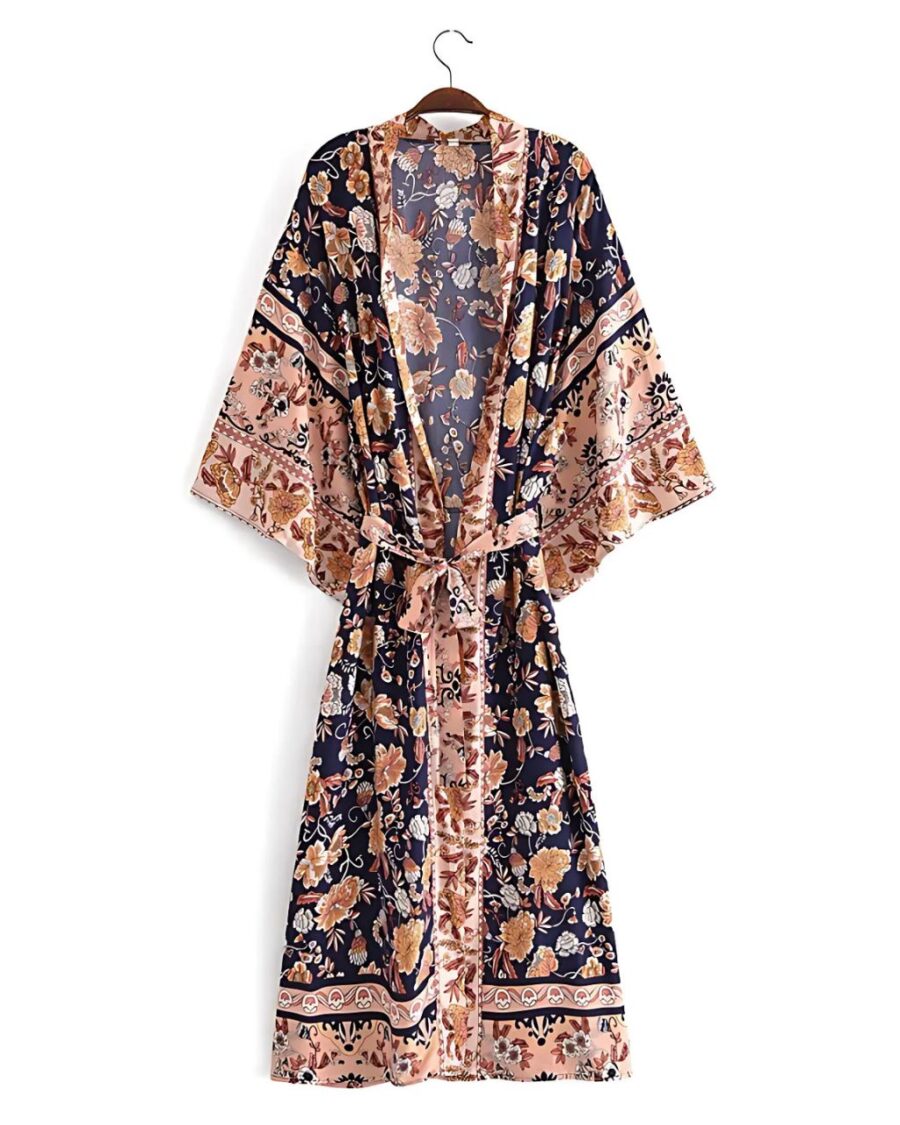 Kimono long à motif fleuri noir et beige sur fond blanc
