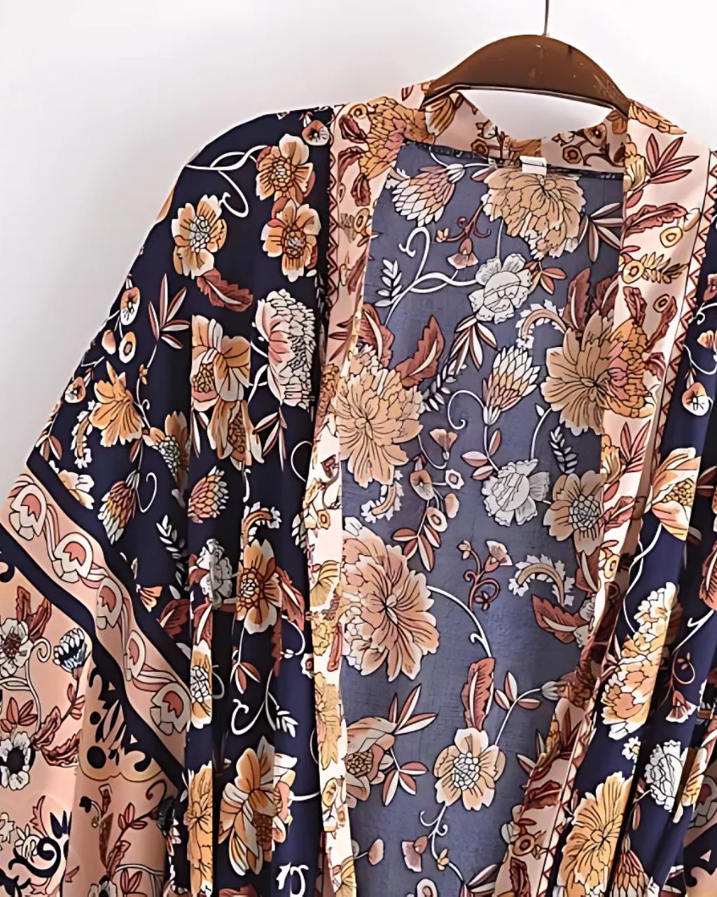 Kimono à motif fleuri noir et beige – Image 4
