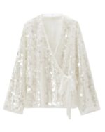 Kimono blanc à sequins sur fond blanc