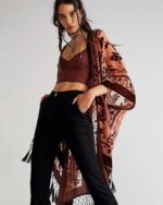 Femme portant un kimono bordeaux au style bohème sur fond beige