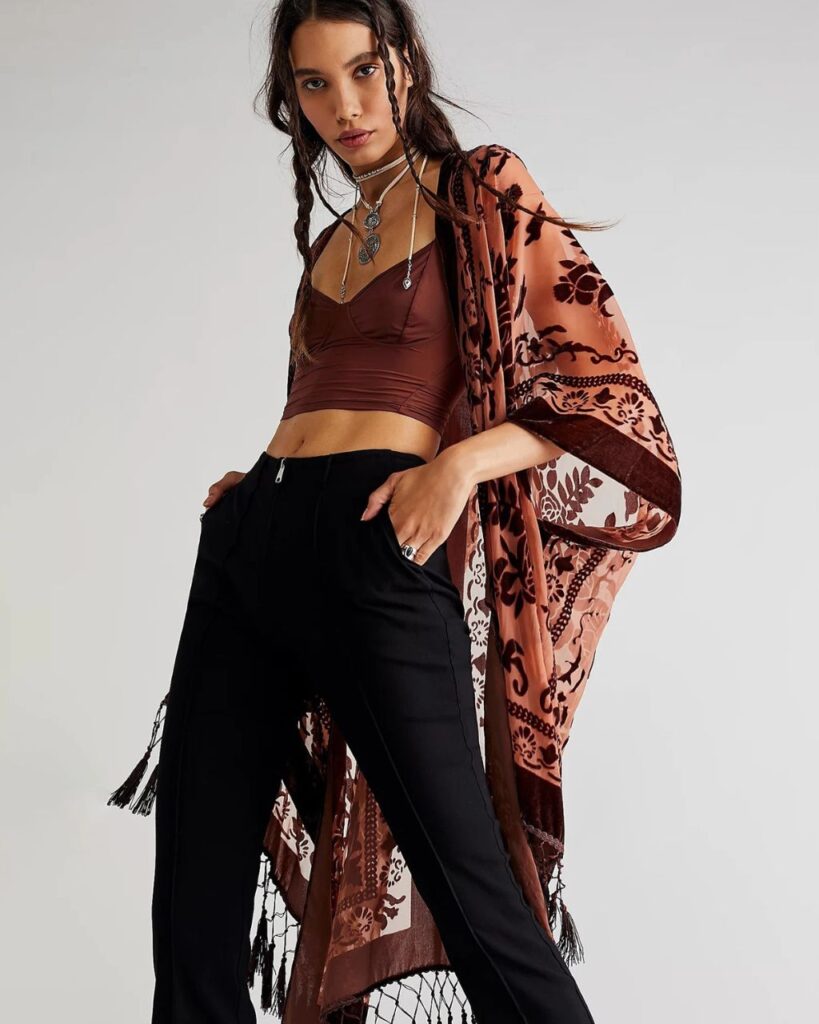 Femme portant un kimono bordeaux au style bohème sur fond beige