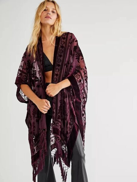 Femme portant un kimono bohème violet sur fond blanc