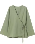 Kimono vert avec un col en V style cache-coeur sur fond blanc