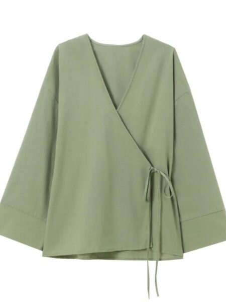 Kimono vert avec un col en V style cache-coeur sur fond blanc