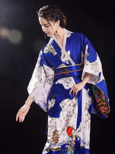 Femme portant un kimono japonais traditionnel bleu électrique et blanc sur fond noir