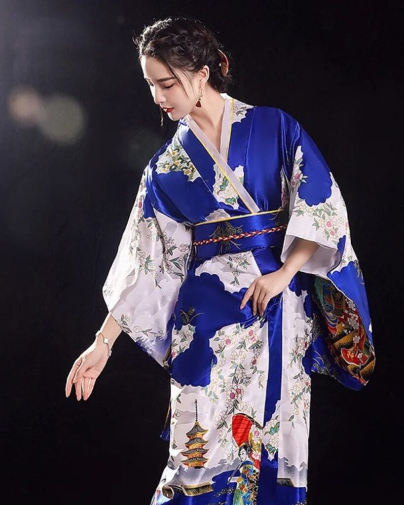 Femme portant un kimono japonais traditionnel bleu électrique et blanc sur fond noir