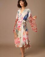 Femme portant un kimono long à imprimé fleurs et paon sur fond marron