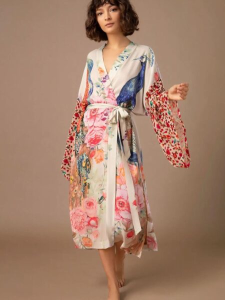Femme portant un kimono long à imprimé fleurs et paon sur fond marron