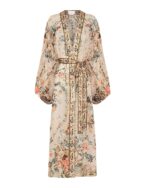 Kimono long en soie beige sur fond blanc