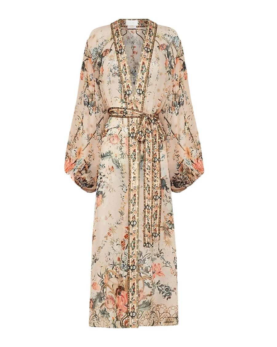 Kimono long en soie beige sur fond blanc