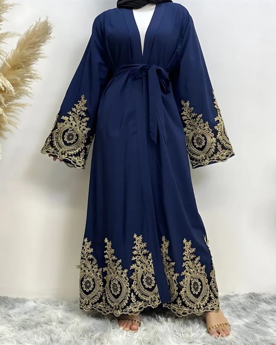 Femme portant une abaya dubaï luxe coloris bleu nuit avec des broderies sur fond blanc