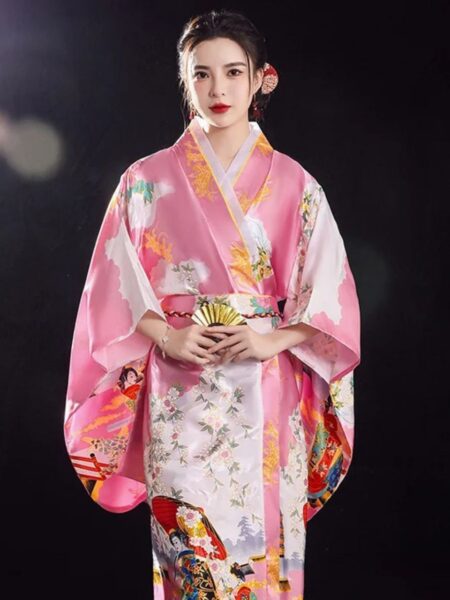 Kimono rose traditionnel japonais pour femme sur fond noir
