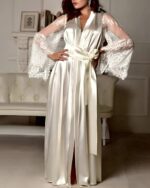 Femme portant un peignoir kimono blanc en satin et dentelle