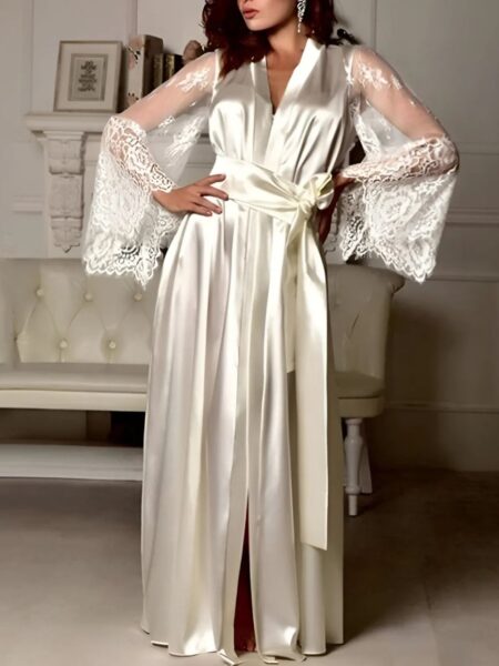 Femme portant un peignoir kimono blanc en satin et dentelle