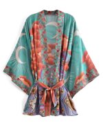 Peignoir kimono vert au style bohème sur fond blanc