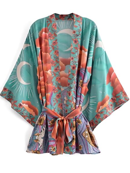 Peignoir kimono vert au style bohème sur fond blanc