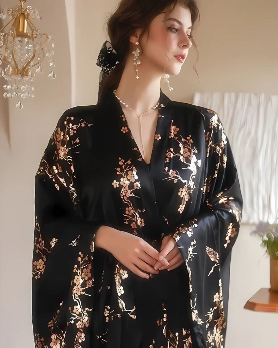 Femme portant un peignoir kimono en satin noir dans une chambre
