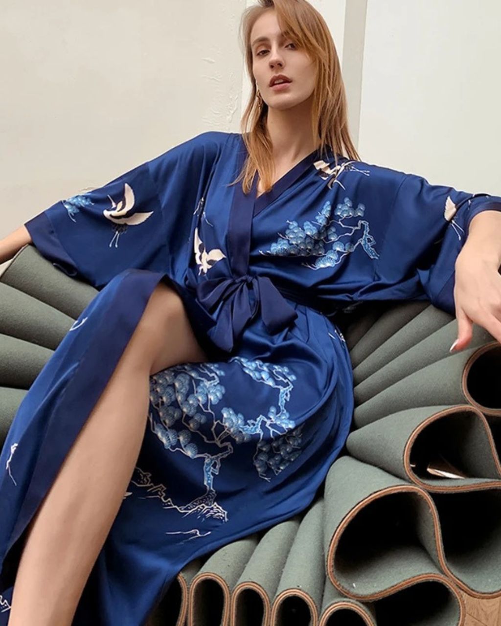 Femme portant un peignoir kimono long couleur bleu