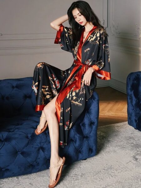 Femme dans un salon portant un peignoir kimono long en satin noir et rouge