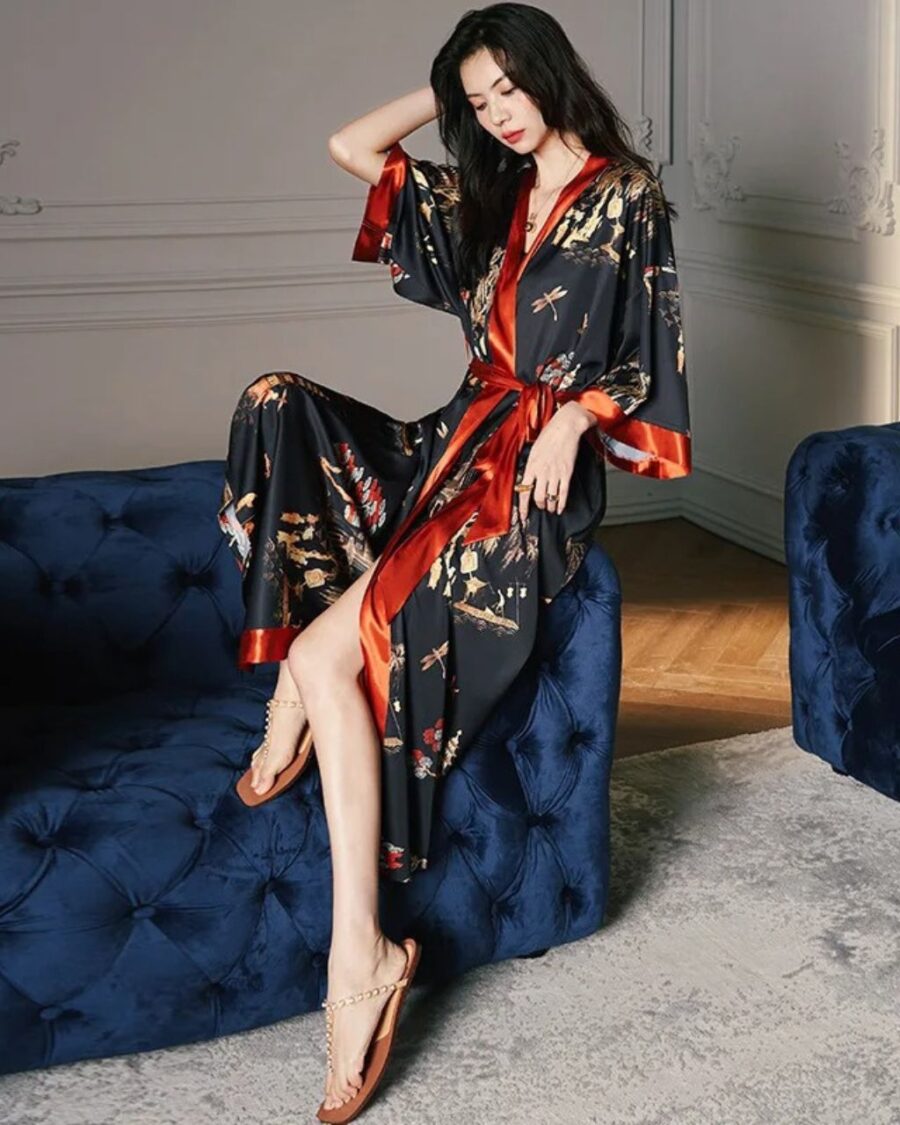Femme dans un salon portant un peignoir kimono long en satin noir et rouge