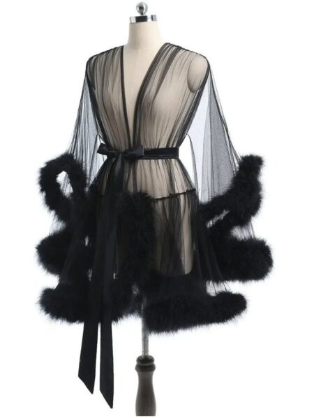 Peignoir kimono sexy noir en tulle avec des plumes sur fond blanc