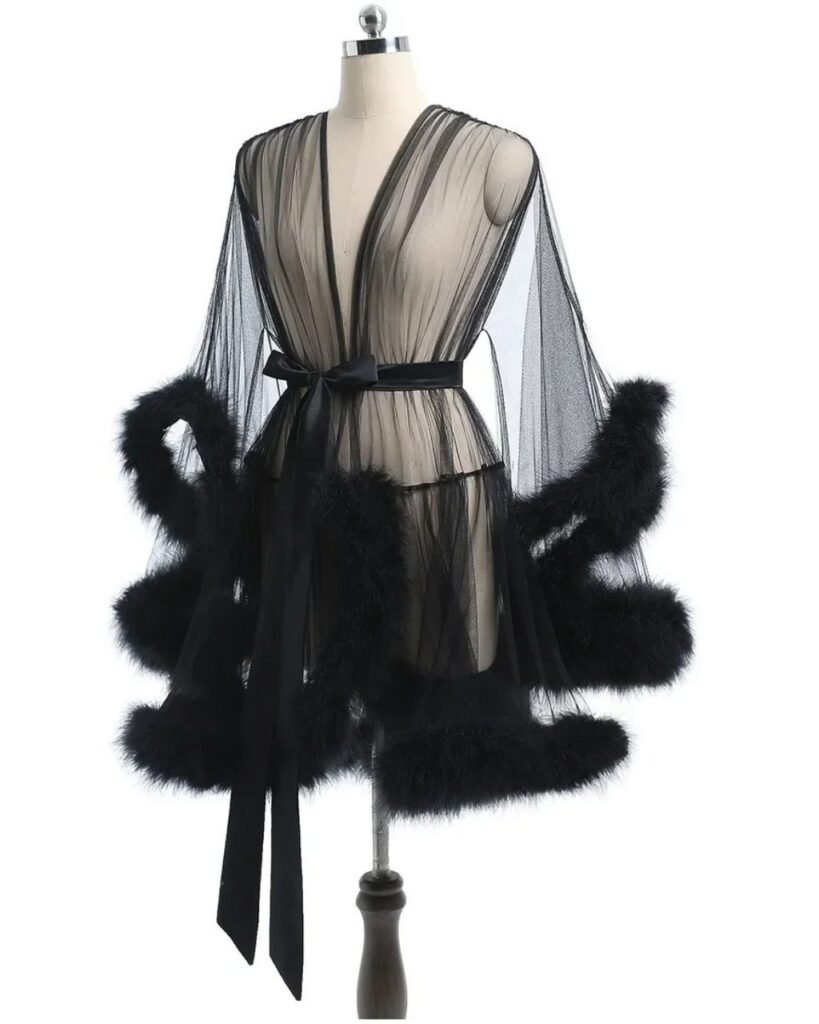 Peignoir kimono sexy noir en tulle avec des plumes sur fond blanc