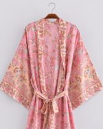 Peignoir kimono boho imprimé rose vu de face, haut du kimono et manches