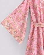 Peignoir kimono boho rose : manche ouverte sous le bras, non cousue au corps